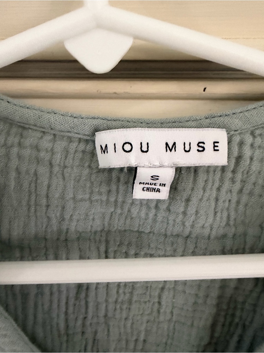 💚 Miou Muse Double Gauze V-Neck Top - Picture 2 of 3